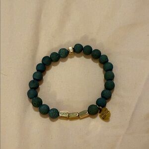 Elegant Green Beaded Bracelet with Gold Accents